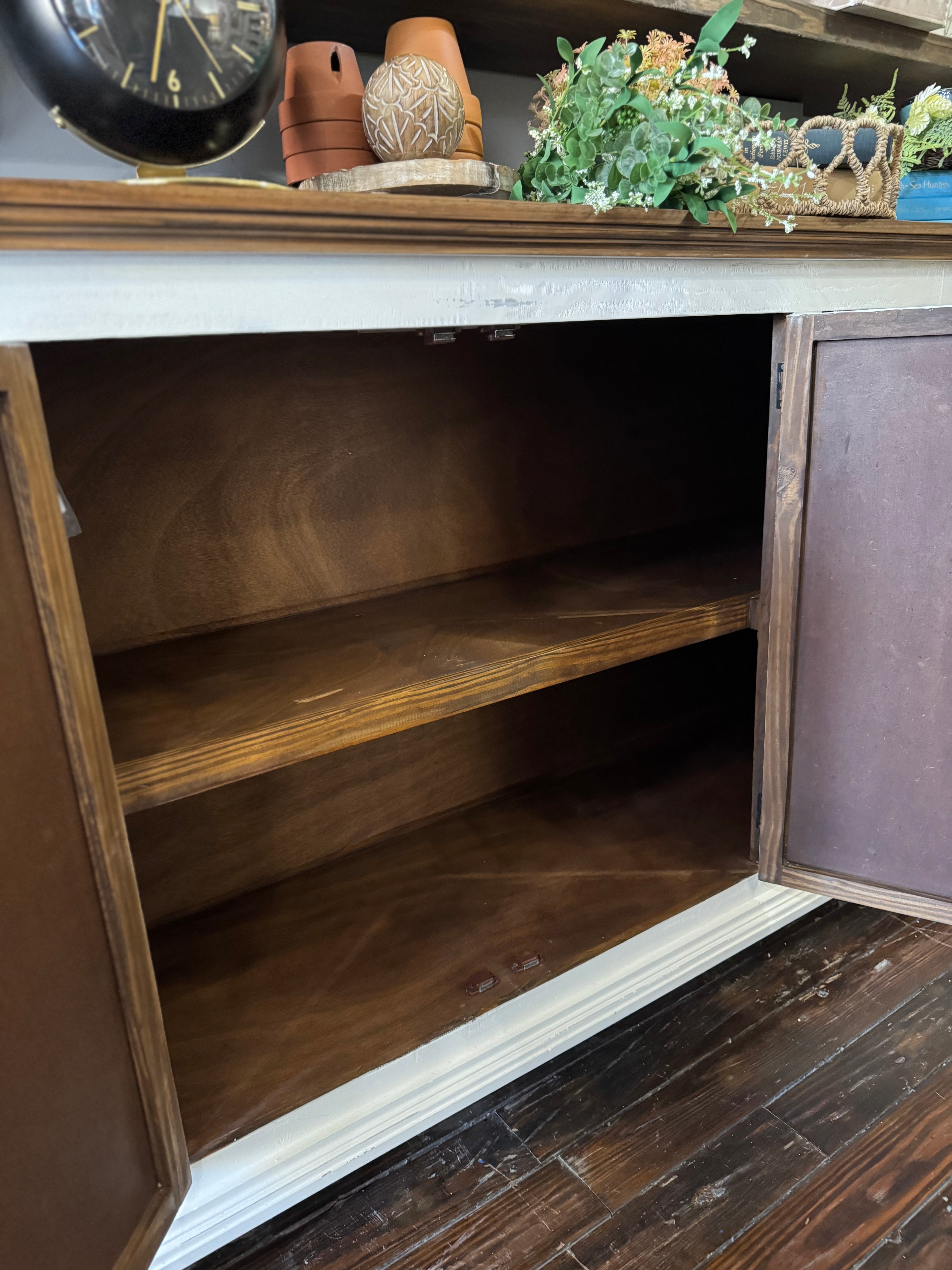 Moore Solid White Buffett